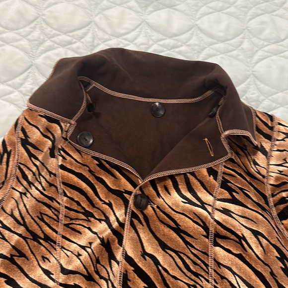 Reversible tiger print/brown coat - Picture 6 of 11